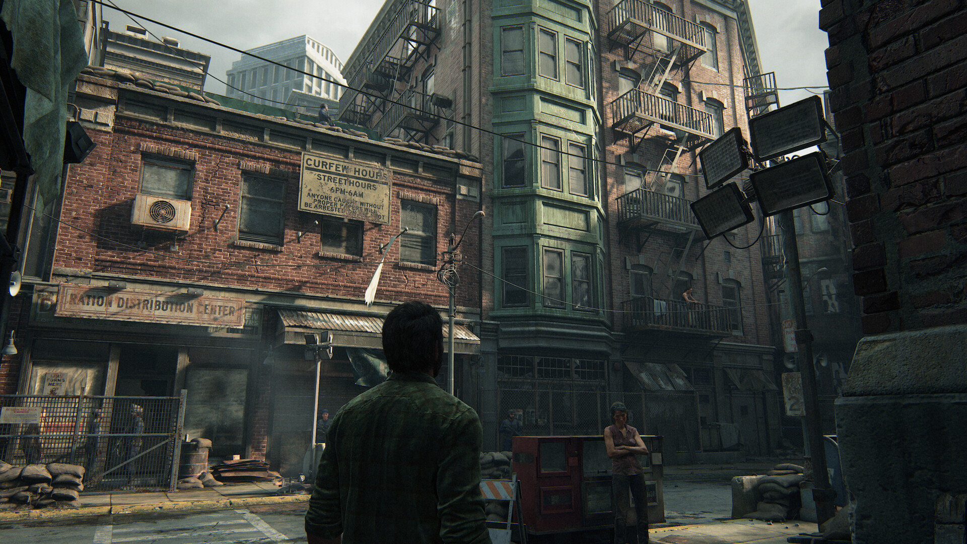 Bir sene önce yayınlanmış olan afişi de tasarlamış olan Kevin Tong ve Mondo isimlerinin ellerinden çıkmış olan the last of us part 2 yeni afişinde oldukça sade bir şekilde sadece çekiç tutan bir ele yer veriliyor.